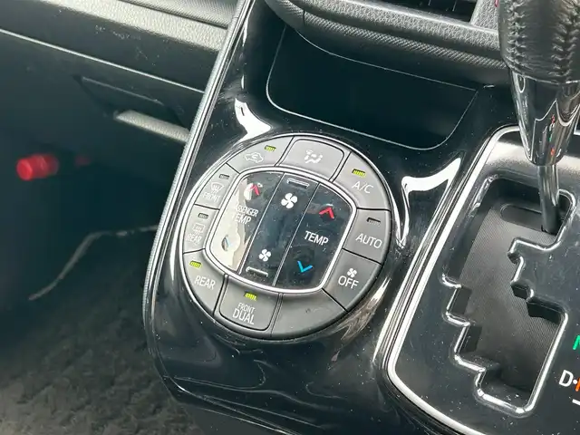 トヨタ ノア Si ダブルバイビー 滋賀県 2016(平28)年 6.1万km ブラック ガソリン/2WD(FF)/CVT/モデリスタエアロ/後席モニター/両側パワースライドドア/7インチ純正ナビ【NSZT-W62G】/(FM/AM/CD/DVD/フルセグ/Bluetooth)/ドライブレコーダー/ETC/バックカメラ/プリクラッシュブレーキアシスト	/レーンキープアシスト	/クルーズコントロール/コーナーセンサー/電動格納ミラー/アイドリングストップ/革巻きステアリング/ステアリングスイッチ/オートライト/LEDヘッドライト/フロントフォグ/オートマチックハイビーム/フルオートエアコン/プッシュスタート/スマートキー/スペアキー/純正フロアマット