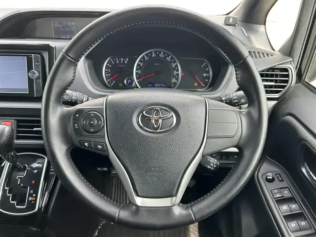 トヨタ ノア Si ダブルバイビー 滋賀県 2016(平28)年 6.1万km ブラック ガソリン/2WD(FF)/CVT/モデリスタエアロ/後席モニター/両側パワースライドドア/7インチ純正ナビ【NSZT-W62G】/(FM/AM/CD/DVD/フルセグ/Bluetooth)/ドライブレコーダー/ETC/バックカメラ/プリクラッシュブレーキアシスト	/レーンキープアシスト	/クルーズコントロール/コーナーセンサー/電動格納ミラー/アイドリングストップ/革巻きステアリング/ステアリングスイッチ/オートライト/LEDヘッドライト/フロントフォグ/オートマチックハイビーム/フルオートエアコン/プッシュスタート/スマートキー/スペアキー/純正フロアマット