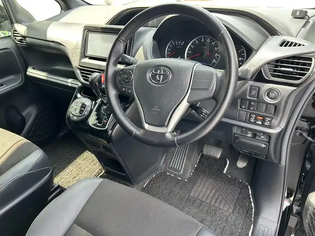 トヨタ ノア Si ダブルバイビー 滋賀県 2016(平28)年 6.1万km ブラック ガソリン/2WD(FF)/CVT/モデリスタエアロ/後席モニター/両側パワースライドドア/7インチ純正ナビ【NSZT-W62G】/(FM/AM/CD/DVD/フルセグ/Bluetooth)/ドライブレコーダー/ETC/バックカメラ/プリクラッシュブレーキアシスト	/レーンキープアシスト	/クルーズコントロール/コーナーセンサー/電動格納ミラー/アイドリングストップ/革巻きステアリング/ステアリングスイッチ/オートライト/LEDヘッドライト/フロントフォグ/オートマチックハイビーム/フルオートエアコン/プッシュスタート/スマートキー/スペアキー/純正フロアマット