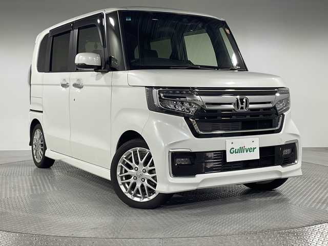 ホンダ Ｎ ＢＯＸ カスタム L ターボ 神奈川県 2021(令3)年 4.3万km プラチナホワイトパール 純正8型SDナビゲーション【VXU-217NBi】/フルセグ　CD DVD AM FM SD Bluetooth USB/バックカメラ/ターボ/両側電動スライドドア【ロールサンシェード】/Honda SENSING/衝突軽減ブレーキ/誤発進抑制機能/歩行者事故低減ステアリング/路外逸脱抑制機能/渋滞追従機能付アダプティブクルーズコントロール/車線維持支援システム（LKAS）/先行車発進お知らせ機能/標識認識機能/後方誤発進抑制機能/オートハイビーム/リアソナー/革巻きステアリング/ステアリングスイッチ/パドルシフト/プライムスムース＆トリコットコンビシート/運転席＆助手席シートバックテーブル/運転席＆助手席シートヒーター/プラズマクラスター技術搭載フルオート・エアコンディショナー/ETC/2.5A USB(2口)/純正前後ドライブレコーダー/プッシュスタート/スマートキー/スペアキー(1本)/LEDヘッドランプ/LEDフォグランプ/シーケンシャルウィンカー/オートライト/純正15インチアルミホイール/電格ウインカーミラー/純正サイドシル　リアスポイラー