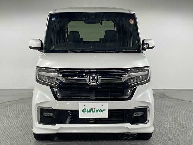 ホンダ Ｎ ＢＯＸ カスタム L ターボ 神奈川県 2021(令3)年 4.3万km プラチナホワイトパール 純正8型SDナビゲーション【VXU-217NBi】/フルセグ　CD DVD AM FM SD Bluetooth USB/バックカメラ/ターボ/両側電動スライドドア【ロールサンシェード】/Honda SENSING/衝突軽減ブレーキ/誤発進抑制機能/歩行者事故低減ステアリング/路外逸脱抑制機能/渋滞追従機能付アダプティブクルーズコントロール/車線維持支援システム（LKAS）/先行車発進お知らせ機能/標識認識機能/後方誤発進抑制機能/オートハイビーム/リアソナー/革巻きステアリング/ステアリングスイッチ/パドルシフト/プライムスムース＆トリコットコンビシート/運転席＆助手席シートバックテーブル/運転席＆助手席シートヒーター/プラズマクラスター技術搭載フルオート・エアコンディショナー/ETC/2.5A USB(2口)/純正前後ドライブレコーダー/プッシュスタート/スマートキー/スペアキー(1本)/LEDヘッドランプ/LEDフォグランプ/シーケンシャルウィンカー/オートライト/純正15インチアルミホイール/電格ウインカーミラー/純正サイドシル　リアスポイラー