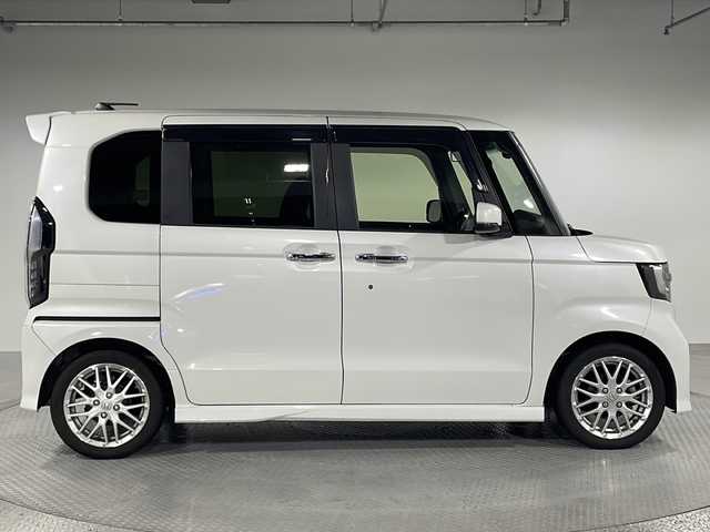 ホンダ Ｎ ＢＯＸ カスタム L ターボ 神奈川県 2021(令3)年 4.3万km プラチナホワイトパール 純正8型SDナビゲーション【VXU-217NBi】/フルセグ　CD DVD AM FM SD Bluetooth USB/バックカメラ/ターボ/両側電動スライドドア【ロールサンシェード】/Honda SENSING/衝突軽減ブレーキ/誤発進抑制機能/歩行者事故低減ステアリング/路外逸脱抑制機能/渋滞追従機能付アダプティブクルーズコントロール/車線維持支援システム（LKAS）/先行車発進お知らせ機能/標識認識機能/後方誤発進抑制機能/オートハイビーム/リアソナー/革巻きステアリング/ステアリングスイッチ/パドルシフト/プライムスムース＆トリコットコンビシート/運転席＆助手席シートバックテーブル/運転席＆助手席シートヒーター/プラズマクラスター技術搭載フルオート・エアコンディショナー/ETC/2.5A USB(2口)/純正前後ドライブレコーダー/プッシュスタート/スマートキー/スペアキー(1本)/LEDヘッドランプ/LEDフォグランプ/シーケンシャルウィンカー/オートライト/純正15インチアルミホイール/電格ウインカーミラー/純正サイドシル　リアスポイラー