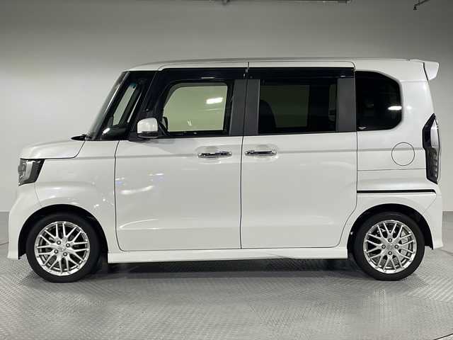 ホンダ Ｎ ＢＯＸ カスタム L ターボ 神奈川県 2021(令3)年 4.3万km プラチナホワイトパール 純正8型SDナビゲーション【VXU-217NBi】/フルセグ　CD DVD AM FM SD Bluetooth USB/バックカメラ/ターボ/両側電動スライドドア【ロールサンシェード】/Honda SENSING/衝突軽減ブレーキ/誤発進抑制機能/歩行者事故低減ステアリング/路外逸脱抑制機能/渋滞追従機能付アダプティブクルーズコントロール/車線維持支援システム（LKAS）/先行車発進お知らせ機能/標識認識機能/後方誤発進抑制機能/オートハイビーム/リアソナー/革巻きステアリング/ステアリングスイッチ/パドルシフト/プライムスムース＆トリコットコンビシート/運転席＆助手席シートバックテーブル/運転席＆助手席シートヒーター/プラズマクラスター技術搭載フルオート・エアコンディショナー/ETC/2.5A USB(2口)/純正前後ドライブレコーダー/プッシュスタート/スマートキー/スペアキー(1本)/LEDヘッドランプ/LEDフォグランプ/シーケンシャルウィンカー/オートライト/純正15インチアルミホイール/電格ウインカーミラー/純正サイドシル　リアスポイラー