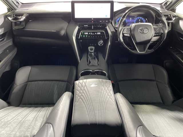 トヨタ ハリアー ハイブリッド Z 神奈川県 2023(令5)年 3.2万km プラチナホワイトパールマイカ 純正12.3型ディスプレイオーディオ/(Bluetooth　フルセグ　USB　Miracast AM FM)/T-connectナビ機能付き/JBLプレミアムサウンド/テレビキャンセラー有/レーダークルーズコントロール/トヨタセーフティセンス/プリクラッシュセーフティシステム/レーントレーシングアシスト/ブラインドスポットモニター/リアクロストラフィックアラート/パーキングサポートブレーキ/ロードサインアシスト/パノラミックビューモニター/ヘッドアップディスプレイ/オートブレーキホールド/電子パーキング/ハンズフリーパワーバックドア/ドライブレコーダー機能付きデジタルインナーミラー/ビルトインETC2.0/プロジェクター式LEDオートライト/オートマチィックハイビーム/フォグランプ/ハーフレザーシート/運転席パワーシート/純正フロアマット/純正ドアバイザー/ステアリング交換あり