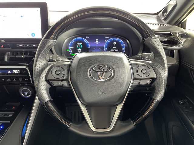 トヨタ ハリアー ハイブリッド Z 神奈川県 2023(令5)年 3.2万km プラチナホワイトパールマイカ 純正12.3型ディスプレイオーディオ/(Bluetooth　フルセグ　USB　Miracast AM FM)/T-connectナビ機能付き/JBLプレミアムサウンド/テレビキャンセラー有/レーダークルーズコントロール/トヨタセーフティセンス/プリクラッシュセーフティシステム/レーントレーシングアシスト/ブラインドスポットモニター/リアクロストラフィックアラート/パーキングサポートブレーキ/ロードサインアシスト/パノラミックビューモニター/ヘッドアップディスプレイ/オートブレーキホールド/電子パーキング/ハンズフリーパワーバックドア/ドライブレコーダー機能付きデジタルインナーミラー/ビルトインETC2.0/プロジェクター式LEDオートライト/オートマチィックハイビーム/フォグランプ/ハーフレザーシート/運転席パワーシート/純正フロアマット/純正ドアバイザー/ステアリング交換あり
