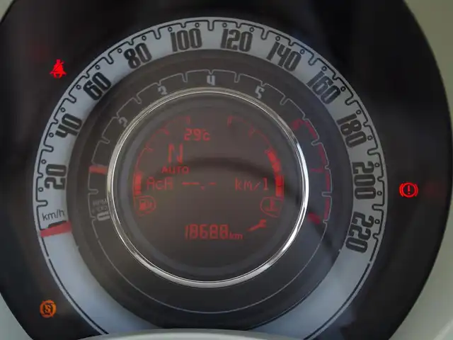 フィアット ５００ 埼玉県 2018(平30)年 1.9万km 赤 ガラスルーフ/バックカメラ/Carrozzeriaナビ/パークセンサー/革巻きステアリング/CD/DVD再生可/フルセグTV/Bluetooth/ETC/ドラレコ/横滑り防止装置/キーレスエントリー/純正フロアマット/純正15インチAW