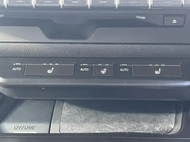 レクサス ＵＸ 200 バージョンC 滋賀県 2022(令4)年 4.8万km ソニックチタニウム 禁煙車/純正メモリナビ/（DVD/CD/FM/AM/Bluetooth/フルセグテレビ）/全周囲カメラ/衝突軽減ブレーキ/レーンキープアシスト/クルーズコントロール/パドルシフト/ハンドルヒーター/革巻きステアリング/ステアリングリモコン/メモリシート（D席+N席）/パワーシート（D席+N席）/シートヒーター（D席+N席）/コーナーセンサー/LEDヘッドライト/オートライト/ETC/ドライブレコーダー/オートエアコン/スマートキー/プッシュスタート/12V電源/盗難防止装置/USBジャック/純正17インチアルミホイール/純正フロアマット