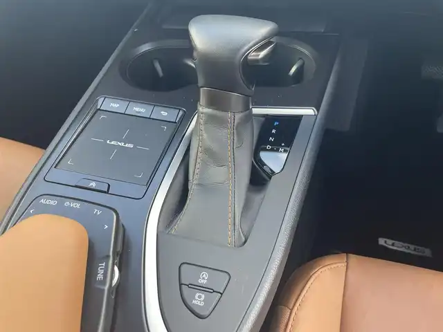 レクサス ＵＸ 200 バージョンC 滋賀県 2022(令4)年 4.8万km ソニックチタニウム 禁煙車/純正メモリナビ/（DVD/CD/FM/AM/Bluetooth/フルセグテレビ）/全周囲カメラ/衝突軽減ブレーキ/レーンキープアシスト/クルーズコントロール/パドルシフト/ハンドルヒーター/革巻きステアリング/ステアリングリモコン/メモリシート（D席+N席）/パワーシート（D席+N席）/シートヒーター（D席+N席）/コーナーセンサー/LEDヘッドライト/オートライト/ETC/ドライブレコーダー/オートエアコン/スマートキー/プッシュスタート/12V電源/盗難防止装置/USBジャック/純正17インチアルミホイール/純正フロアマット