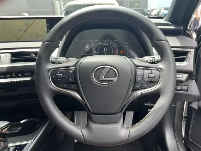 レクサス ＵＸ 200 バージョンC 滋賀県 2022(令4)年 4.8万km ソニックチタニウム 禁煙車/純正メモリナビ/（DVD/CD/FM/AM/Bluetooth/フルセグテレビ）/全周囲カメラ/衝突軽減ブレーキ/レーンキープアシスト/クルーズコントロール/パドルシフト/ハンドルヒーター/革巻きステアリング/ステアリングリモコン/メモリシート（D席+N席）/パワーシート（D席+N席）/シートヒーター（D席+N席）/コーナーセンサー/LEDヘッドライト/オートライト/ETC/ドライブレコーダー/オートエアコン/スマートキー/プッシュスタート/12V電源/盗難防止装置/USBジャック/純正17インチアルミホイール/純正フロアマット
