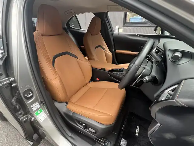 レクサス ＵＸ 200 バージョンC 滋賀県 2022(令4)年 4.8万km ソニックチタニウム 禁煙車/純正メモリナビ/（DVD/CD/FM/AM/Bluetooth/フルセグテレビ）/全周囲カメラ/衝突軽減ブレーキ/レーンキープアシスト/クルーズコントロール/パドルシフト/ハンドルヒーター/革巻きステアリング/ステアリングリモコン/メモリシート（D席+N席）/パワーシート（D席+N席）/シートヒーター（D席+N席）/コーナーセンサー/LEDヘッドライト/オートライト/ETC/ドライブレコーダー/オートエアコン/スマートキー/プッシュスタート/12V電源/盗難防止装置/USBジャック/純正17インチアルミホイール/純正フロアマット