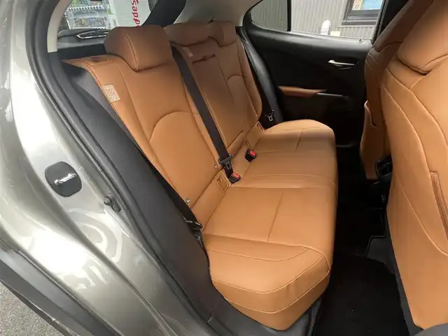 レクサス ＵＸ 200 バージョンC 滋賀県 2022(令4)年 4.8万km ソニックチタニウム 禁煙車/純正メモリナビ/（DVD/CD/FM/AM/Bluetooth/フルセグテレビ）/全周囲カメラ/衝突軽減ブレーキ/レーンキープアシスト/クルーズコントロール/パドルシフト/ハンドルヒーター/革巻きステアリング/ステアリングリモコン/メモリシート（D席+N席）/パワーシート（D席+N席）/シートヒーター（D席+N席）/コーナーセンサー/LEDヘッドライト/オートライト/ETC/ドライブレコーダー/オートエアコン/スマートキー/プッシュスタート/12V電源/盗難防止装置/USBジャック/純正17インチアルミホイール/純正フロアマット