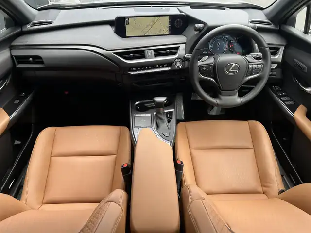 レクサス ＵＸ 200 バージョンC 滋賀県 2022(令4)年 4.8万km ソニックチタニウム 禁煙車/純正メモリナビ/（DVD/CD/FM/AM/Bluetooth/フルセグテレビ）/全周囲カメラ/衝突軽減ブレーキ/レーンキープアシスト/クルーズコントロール/パドルシフト/ハンドルヒーター/革巻きステアリング/ステアリングリモコン/メモリシート（D席+N席）/パワーシート（D席+N席）/シートヒーター（D席+N席）/コーナーセンサー/LEDヘッドライト/オートライト/ETC/ドライブレコーダー/オートエアコン/スマートキー/プッシュスタート/12V電源/盗難防止装置/USBジャック/純正17インチアルミホイール/純正フロアマット