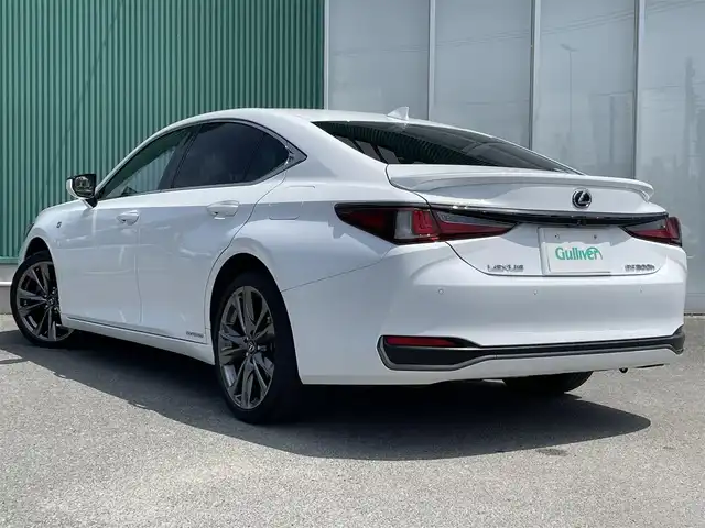 レクサス ＥＳ 300h Fスポーツ 福岡県 2019(平31)年 5.6万km ホワイトノーヴァガラスフレーク ムーンルーフ/Fスポーツ専用パワーシート/サンシェード/純正ナビ/フルセグTV/三眼LEDヘッドライト/デジタルインナーミラー/ブラインドスポットモニター/パワートランク/シートメモリー/シーケンシャルウィンカー/PASA/RCTA/先行車発信告知/EVMODE/ブレーキホールド/LEXUS純正エンジンスターター/バックサイドモニター/ビルトインETC２．０/ワンオーナー/パドルシフト/ACC/クリアランスソナー/TVキャンセラー/LEXUSセーフティプラス
