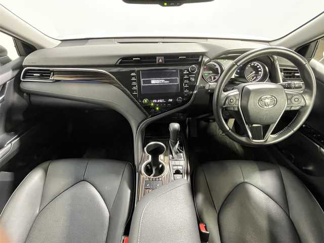トヨタ カムリ G レザーパッケージ 大阪府 2019(令1)年 3万km プラチナホワイトパールマイカ 純正８ｉｎｃナビ　ＴＲＤエアロ　衝突軽減　レーンアシスト　クリアランスソナー　ＢＳＭ　オートハイビーム　ＥＴＣ　ドラレコ　シートヒーター　バックカメラ　　レーダークルコン　プッシュスタート