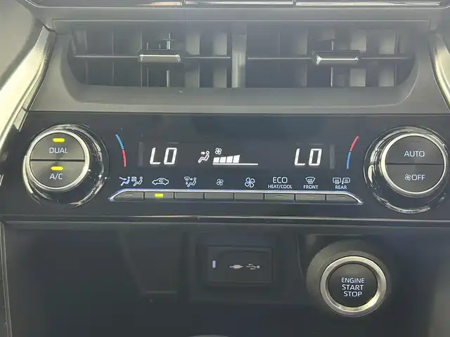 トヨタ ハリアー S 佐賀県 2022(令4)年 2.9万km ブラック 純正8インチディスプレイオーディオ/AM/FM/Bluetooth/Miracast/バックカメラ/ETC/プリクラッシュセーフティ/レーントレーシングアシスト/クルーズコントロール(追従あり)/オートマチックハイビーム/ロードサイトアシスト/パーキングサポートブレーキ/LEDヘッドライト/オートライト/純正17インチアルミホイール/純正フロアマット/革巻きステアリング/ステアリングスイッチ/ダイヤル式左右独立温度調整オートエアコン/スマートキー/プッシュスタート/禁煙車