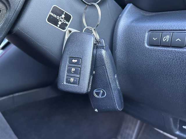 レクサス ＩＳ 250 Fスポーツ 道東・釧路十勝 2014(平26)年 10.4万km ホワイトノーヴァガラスフレーク 4WD/寒冷地仕様/純正ナビ/（DVD/CD/SD/BT）/フルセグTV/バックカメラ/純正エンジンスターター/前後ドライブレコーダー/クルーズコントロール/パドルシフト/ワイパーデアイサー/ビルトインETC/横滑り防止/レザーシート/前席パワーシート/前席シートヒーター/ベンチレーション/HIDライト/LEDフォグ/リヤフォグ/プッシュスタート/スマートキー/電格ミラー/ウィンカーミラー