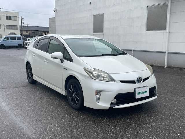 トヨタ プリウス S 福井県 2013(平25)年 14.3万km ホワイトパールクリスタルシャイン 純正ナビ/フルセグ/バックカメラ/ETC/スマートキー/オートライト/オートリトラミラー/保証書/社外15インチアルミホイール