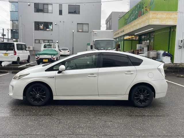 トヨタ プリウス S 福井県 2013(平25)年 14.3万km ホワイトパールクリスタルシャイン 純正ナビ/フルセグ/バックカメラ/ETC/スマートキー/オートライト/オートリトラミラー/保証書/社外15インチアルミホイール