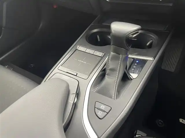 レクサス ＵＸ 250h バージョンC 群馬県 2020(令2)年 2.4万km ソニッククォーツ パノラミックビューモニター/ブラインドスポットモニター/－－－－－－－－－－/純正10.3型メーカーナビ/・10.3インチワイドディスプレイ/・レクサスUXプレミアムサウンドシステム/・CD/DVD/USB/AUX/Bluetooth/Miracast/・フルセグTV/－－－－－－－－－－/パノラミックビューモニター　ＢＳＭ　純正１０．３型メーカーナビ　合皮シート　シートヒーター　ポジションメモリー機能付パワーシート　追従クルーズコントロール　ＬＥＤヘッドライト　ＥＴＣ２．０　禁煙車