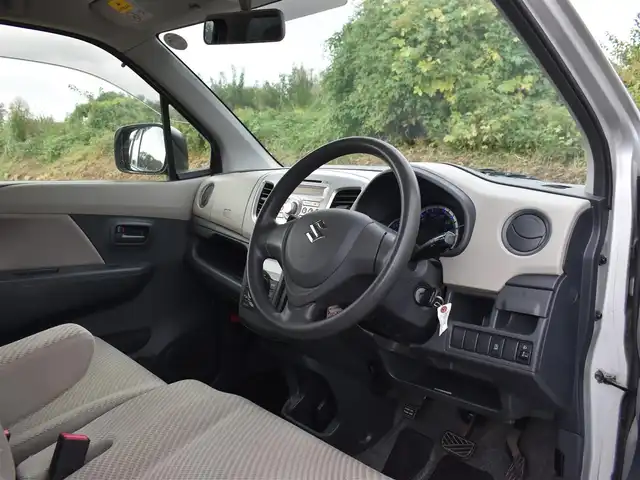 スズキ ワゴンＲ FX 福岡県 2013(平25)年 7.7万km スペリアホワイト/シルキーシルバーメタリック 純正CD/キーレスエントリー/アイドリングストップ