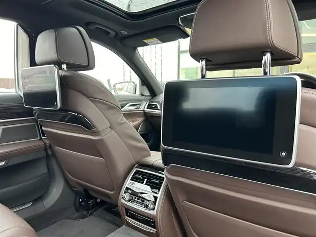 ＢＭＷ ７５０Ｌｉ Mスポーツ 奈良県 2018(平30)年 2.1万km 白 純正ナビ　/フルセグＴＶ　/BT/CD/DVD/全方位カメラ　/ドライブレコーダー　/ＢＳＭ/純正ＥＴＣ　/サンルーフ　/ハーマンカードン　/レザーシート　/全席シートヒーター　/全席エアシート　/全席パワーシート　/全席マッサージ機能付き/追従型クルーズコントロール/電動リアゲート/純正20インチアルミホイール/純正フロアマット/前後コーナーセンサー/ステアリングヒーター/全席ポジションメモリー/AUTOHOLD/リアサンシェード/LEDヘッドライト/オートライト/オートマチックハイビーム/レーンキープアシスト/衝突被害軽減システム/横滑り防止装置/盗難防止装置