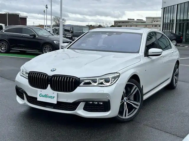 ＢＭＷ ７５０Ｌｉ Mスポーツ 奈良県 2018(平30)年 2.1万km 白 純正ナビ　/フルセグＴＶ　/BT/CD/DVD/全方位カメラ　/ドライブレコーダー　/ＢＳＭ/純正ＥＴＣ　/サンルーフ　/ハーマンカードン　/レザーシート　/全席シートヒーター　/全席エアシート　/全席パワーシート　/全席マッサージ機能付き/追従型クルーズコントロール/電動リアゲート/純正20インチアルミホイール/純正フロアマット/前後コーナーセンサー/ステアリングヒーター/全席ポジションメモリー/AUTOHOLD/リアサンシェード/LEDヘッドライト/オートライト/オートマチックハイビーム/レーンキープアシスト/衝突被害軽減システム/横滑り防止装置/盗難防止装置