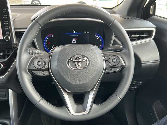 トヨタ カローラ クロス Z 東京都 2022(令4)年 0.6万km アティチュードブラックマイカ ワンオーナー/純正ナビ/Miracast/BT/USB/バック/サイド/全方位カメラ/電動リアゲート/クルーズコントロール追従機能有/ガラスルーフ/運転席パワーシート/運転席助手席シートヒーター/ハーフレザーシート/電動パーキングブレーキ/ドライブレコーダー/ビルトインETC2.0/前後コーナーセンサー/オートマチックハイビーム/デジタルミラー/LEDヘッドライト/SOSコール/純正アルミホイール/横滑り防止装置/レーンキープアシスト/アンチブレーキングシステム/盗難防止装置/衝突被害軽減システム/Wエアバック/保証書・取扱説明書.記録簿