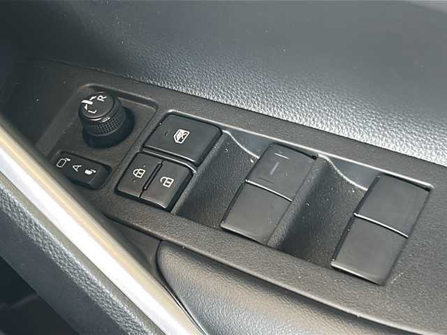 トヨタ カローラ クロス Z 東京都 2022(令4)年 0.6万km アティチュードブラックマイカ ワンオーナー/純正ナビ/Miracast/BT/USB/バック/サイド/全方位カメラ/電動リアゲート/クルーズコントロール追従機能有/ガラスルーフ/運転席パワーシート/運転席助手席シートヒーター/ハーフレザーシート/電動パーキングブレーキ/ドライブレコーダー/ビルトインETC2.0/前後コーナーセンサー/オートマチックハイビーム/デジタルミラー/LEDヘッドライト/SOSコール/純正アルミホイール/横滑り防止装置/レーンキープアシスト/アンチブレーキングシステム/盗難防止装置/衝突被害軽減システム/Wエアバック/保証書・取扱説明書.記録簿