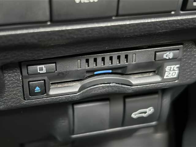 トヨタ カローラ クロス Z 東京都 2022(令4)年 0.6万km アティチュードブラックマイカ ワンオーナー/純正ナビ/Miracast/BT/USB/バック/サイド/全方位カメラ/電動リアゲート/クルーズコントロール追従機能有/ガラスルーフ/運転席パワーシート/運転席助手席シートヒーター/ハーフレザーシート/電動パーキングブレーキ/ドライブレコーダー/ビルトインETC2.0/前後コーナーセンサー/オートマチックハイビーム/デジタルミラー/LEDヘッドライト/SOSコール/純正アルミホイール/横滑り防止装置/レーンキープアシスト/アンチブレーキングシステム/盗難防止装置/衝突被害軽減システム/Wエアバック/保証書・取扱説明書.記録簿