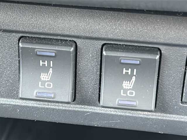 トヨタ カローラ クロス Z 東京都 2022(令4)年 0.6万km アティチュードブラックマイカ ワンオーナー/純正ナビ/Miracast/BT/USB/バック/サイド/全方位カメラ/電動リアゲート/クルーズコントロール追従機能有/ガラスルーフ/運転席パワーシート/運転席助手席シートヒーター/ハーフレザーシート/電動パーキングブレーキ/ドライブレコーダー/ビルトインETC2.0/前後コーナーセンサー/オートマチックハイビーム/デジタルミラー/LEDヘッドライト/SOSコール/純正アルミホイール/横滑り防止装置/レーンキープアシスト/アンチブレーキングシステム/盗難防止装置/衝突被害軽減システム/Wエアバック/保証書・取扱説明書.記録簿
