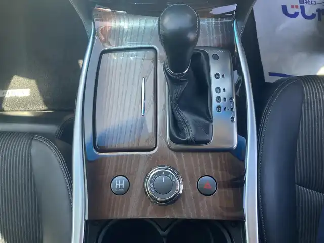 日産 フーガ 250GT 静岡県 2016(平28)年 13.7万km ブリリアントホワイトパール (株)IDOMが運営する【じしゃロン焼津店】の自社ローン専用車両になります。こちらは現金またはオートローンご利用時の価格です。自社ローンご希望の方は別途その旨お申付け下さい【じしゃロン個店占有の為　落札禁止】/衝突軽減システム/レーダークルーズコントロール/ブラインドスポットモニター/メモリー機能付きパワーシート/合皮シート/アラウンドビューモニター/コーナーセンサー/ローダウン/社外18インチアルミホイール/純正ナビ/CD/フルセグ/Bluetooth/HDD/プッシュスタート/スマートキー/スペアキー/LEDヘッドライト/オートライト/フォグライト /パドルシフト/革巻きステアリング/ステアリングスイッチ/ETC/ドライブレコーダー