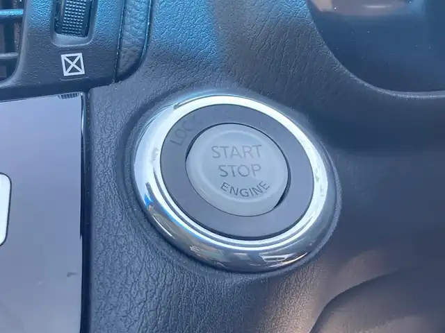 日産 フーガ 250GT 静岡県 2016(平28)年 13.7万km ブリリアントホワイトパール (株)IDOMが運営する【じしゃロン焼津店】の自社ローン専用車両になります。こちらは現金またはオートローンご利用時の価格です。自社ローンご希望の方は別途その旨お申付け下さい【じしゃロン個店占有の為　落札禁止】/衝突軽減システム/レーダークルーズコントロール/ブラインドスポットモニター/メモリー機能付きパワーシート/合皮シート/アラウンドビューモニター/コーナーセンサー/ローダウン/社外18インチアルミホイール/純正ナビ/CD/フルセグ/Bluetooth/HDD/プッシュスタート/スマートキー/スペアキー/LEDヘッドライト/オートライト/フォグライト /パドルシフト/革巻きステアリング/ステアリングスイッチ/ETC/ドライブレコーダー