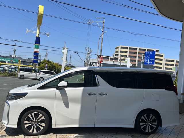 トヨタ アルファード S Cパッケージ 静岡県 2021(令3)年 5.5万km ホワイトパールクリスタルシャイン 純正ナビ/・JBLサウンド/・アラウンドビューモニター/・TV/・Bluetooth/・CD/DVD/・USB/・AUX/・FM／AM/主要装備/・プッシュスタート/・フリップダウンモニター/・両側パワースライドドア/・ETC車載器/・前後ドライブレコーダー/・パワーシート/・シートヒーター/・エアシート/・レザーシート/・ステアリングヒーター/・純正18インチAW/・パワーバックドア/・オットマン/・オートマチックハイビーム/・LEDヘッドライト/・純正フロアマット/安全装備/・衝突被害軽減システム/・アダプティブクルーズコントロール/・レーンキープアシスト/・パーキングアシスト/・前後ソナー/・パーキングサポートブレーキ/・リヤクロストラフィックアラート/・ロードサインアシスト/・ブラインドスポットモニター