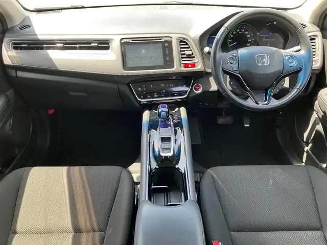 ホンダ ヴェゼル ハイブリッド X 静岡県 2014(平26)年 7.2万km アラバスターシルバーメタリック エンジンスタートボタン/スマートキー/アイドリングストップ/保証書/取扱説明書/記録簿/パワーステアリング/パワーウィンドウ/MTモード付AT/寒冷地仕様/オートエアコン/クルーズコントロール/USB入力端子/ETC/バックカメラ/純正ナビ（CD.DVD.BT.ワンセグ）/純正フロアマット/純正アルミホイール/D席N席シートヒーター/ルーフレール/ABS/横滑り防止装置/オートライト/W+サイドエアバック/衝突軽減システム/カーテンエアバック/Ｈｏｎｄａインターナビ＋リンクアップフリー＋ＥＴＣ車載器/あんしんパッケージ/コンフォートビューパッケージ/フルオートエアコンディショナー