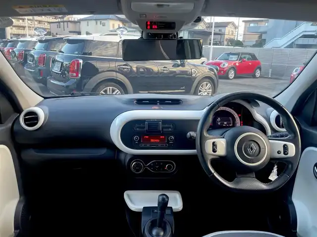 ルノー トゥインゴ インテンス キャンバストップ 栃木県 2017(平29)年 6.1万km 白 キャンバズトップ/クルーズコントロール/純正オーディオ/(CD/AUX/USB)/MTモード付AT/LEDヘッドライト/オートライト/フォグランプ/革巻きステアリング/リモコンキー/スペアキー/フロアマット/純正アルミ15インチ