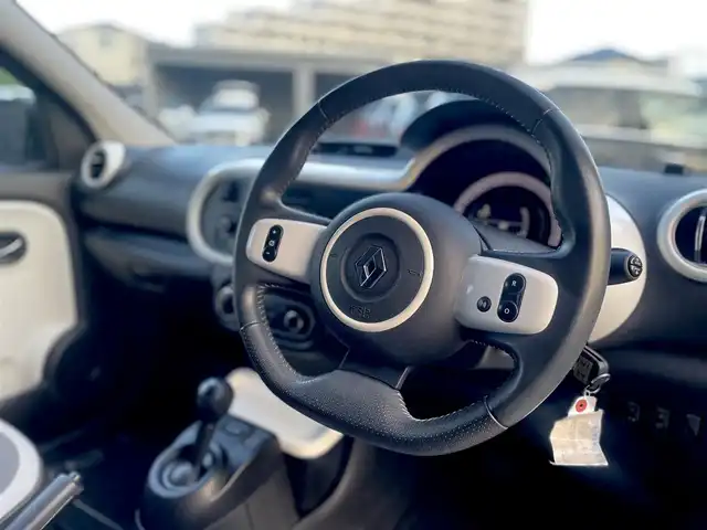 ルノー トゥインゴ インテンス キャンバストップ 栃木県 2017(平29)年 6.1万km 白 キャンバズトップ/クルーズコントロール/純正オーディオ/(CD/AUX/USB)/MTモード付AT/LEDヘッドライト/オートライト/フォグランプ/革巻きステアリング/リモコンキー/スペアキー/フロアマット/純正アルミ15インチ