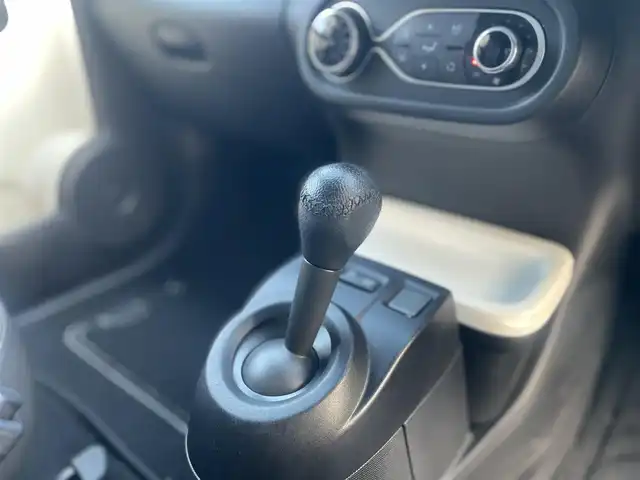 ルノー トゥインゴ インテンス キャンバストップ 栃木県 2017(平29)年 6.1万km 白 キャンバズトップ/クルーズコントロール/純正オーディオ/(CD/AUX/USB)/MTモード付AT/LEDヘッドライト/オートライト/フォグランプ/革巻きステアリング/リモコンキー/スペアキー/フロアマット/純正アルミ15インチ