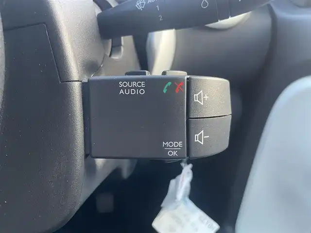 ルノー トゥインゴ インテンス キャンバストップ 栃木県 2017(平29)年 6.1万km 白 キャンバズトップ/クルーズコントロール/純正オーディオ/(CD/AUX/USB)/MTモード付AT/LEDヘッドライト/オートライト/フォグランプ/革巻きステアリング/リモコンキー/スペアキー/フロアマット/純正アルミ15インチ