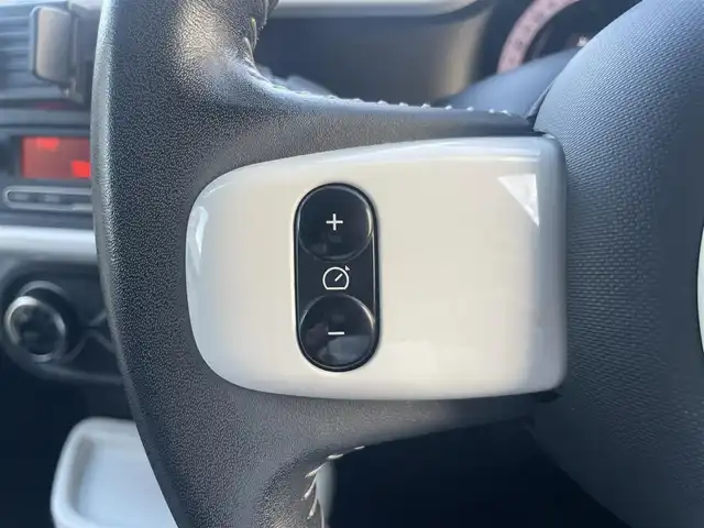 ルノー トゥインゴ インテンス キャンバストップ 栃木県 2017(平29)年 6.1万km 白 キャンバズトップ/クルーズコントロール/純正オーディオ/(CD/AUX/USB)/MTモード付AT/LEDヘッドライト/オートライト/フォグランプ/革巻きステアリング/リモコンキー/スペアキー/フロアマット/純正アルミ15インチ