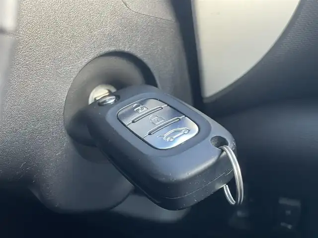 ルノー トゥインゴ インテンス キャンバストップ 栃木県 2017(平29)年 6.1万km 白 キャンバズトップ/クルーズコントロール/純正オーディオ/(CD/AUX/USB)/MTモード付AT/LEDヘッドライト/オートライト/フォグランプ/革巻きステアリング/リモコンキー/スペアキー/フロアマット/純正アルミ15インチ