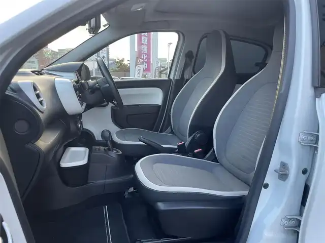 ルノー トゥインゴ インテンス キャンバストップ 栃木県 2017(平29)年 6.1万km 白 キャンバズトップ/クルーズコントロール/純正オーディオ/(CD/AUX/USB)/MTモード付AT/LEDヘッドライト/オートライト/フォグランプ/革巻きステアリング/リモコンキー/スペアキー/フロアマット/純正アルミ15インチ