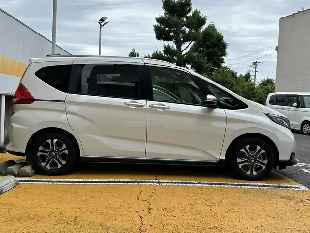 ホンダ フリード＋ クロスター ホンダセンシング 静岡県 2021(令3)年 4万km プラチナホワイトパール 社外8インチナビ/フルセグTV/DVD/CD/SD/MSV/BT/バックカメラ/両側パワースライドドア/ハーフレザーシート/衝突軽減ブレーキ/レーンキープアシスト/レーダークルーズコントロール/ビルトインETC/LEDヘッドライト/LEDフォグライト/ナビ連動前方ドライブレコーダー/ステアリングスイッチ/スマートキー×2/取扱説明書