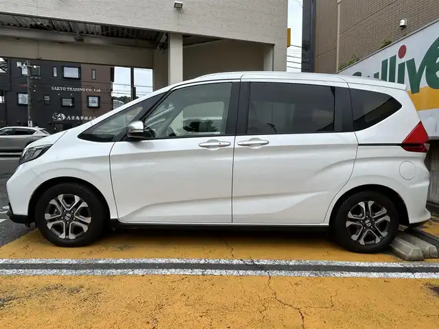 ホンダ フリード＋ クロスター ホンダセンシング 静岡県 2021(令3)年 4万km プラチナホワイトパール 社外8インチナビ/フルセグTV/DVD/CD/SD/MSV/BT/バックカメラ/両側パワースライドドア/ハーフレザーシート/衝突軽減ブレーキ/レーンキープアシスト/レーダークルーズコントロール/ビルトインETC/LEDヘッドライト/LEDフォグライト/ナビ連動前方ドライブレコーダー/ステアリングスイッチ/スマートキー×2/取扱説明書