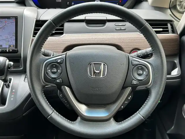 ホンダ フリード＋ クロスター ホンダセンシング 静岡県 2021(令3)年 4万km プラチナホワイトパール 社外8インチナビ/フルセグTV/DVD/CD/SD/MSV/BT/バックカメラ/両側パワースライドドア/ハーフレザーシート/衝突軽減ブレーキ/レーンキープアシスト/レーダークルーズコントロール/ビルトインETC/LEDヘッドライト/LEDフォグライト/ナビ連動前方ドライブレコーダー/ステアリングスイッチ/スマートキー×2/取扱説明書
