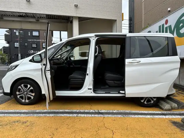ホンダ フリード＋ クロスター ホンダセンシング 静岡県 2021(令3)年 4万km プラチナホワイトパール 社外8インチナビ/フルセグTV/DVD/CD/SD/MSV/BT/バックカメラ/両側パワースライドドア/ハーフレザーシート/衝突軽減ブレーキ/レーンキープアシスト/レーダークルーズコントロール/ビルトインETC/LEDヘッドライト/LEDフォグライト/ナビ連動前方ドライブレコーダー/ステアリングスイッチ/スマートキー×2/取扱説明書