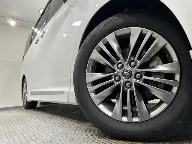 トヨタ アルファード Z 愛知県 2024(令6)年 1.2万km プラチナホワイトパールマイカ 純正１４インチディスプレイ/左右独立ムーンルーフ/モデリスタエアロ/トヨタチームメイト/パノラミックビューモニター/純正13.2インチフリップダウンモニター/ワイヤレス充電/パワーバックドア/レーダークルーズコントロール/両側電動スライドドア/後席電動シェード/シートヒーター/シートクーラー/シートメモリー/ハンドルヒーター/HDMI＆USB入力端子/ビルトインＥＴＣ2.0/前後ドライブレコーダー/アクセサリーソケット/オットマン/プリクラッシュセーフティ/フロント＆リアトラフィックアラート/レーンディパーチャーアラート/レーンチェンジアシスト/プロアクティブドライビングアシスト/ブラインドスポットモニター/パーキングサポートブレーキ/クリアランスソナー/安心降車アシスト