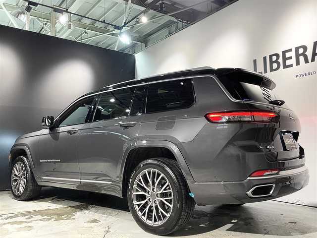 クライスラー・ジープ ジープ グランドチェロキーＬ サミット リザーブ 道央・札幌 2023(令5)年 1.3万km グレーⅡ コマンドビューデュアルペインパノラミックサンルーフ/ハンズフリーパワーリフトゲート/アダプティブクルーズコントロール/アドバンストブレーキアシスト/衝突被害軽減ブレーキ/アクティブレーンマネジメント/ParkSenseフロント/リアパークアシスト/ParkSense縦列/並列パークアシスト・アンパークアシスト/ブラインドスポットモニター/リアクロスバスディテクション/ナイトビジョン/サラウンドビューカメラ/LEDヘッドライト/オートハイビームヘッドライトコントロール/LEDコーナリングフロントフォグランプ/デジタルリアビュールームミラー/純正ナビ(Uconnect)/・フルセグTVチューナー/・AppleCarPlay/・AndroidAuto/McIntosh製プレミアムサウンド/ワイヤレスチャージングパッド/ヘッドアップディスプレイ/マルチカラーアンビエントLEDインテリアランプ/パレルモレザーシート/フロント12ウェイパワーシート(D/Nメモリー機能付)/フロントシートマッサージ機能/シートヒーター(D/N/2列目)/シートベンチレーター(D/N/2列目)/電動可倒式2列目・3列目シート