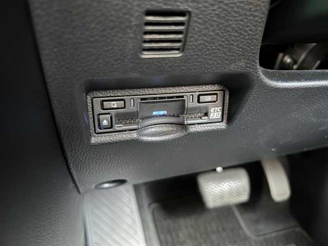 トヨタ ヴォクシー ハイブリッド S－Z 茨城県 2022(令4)年 1.7万km スパークリングブラックパールクリスタルシャイン 純正ナビゲーション/Bluetooth/フルセグTV/バックカメラ/トヨタセーフティセンス/・プリクラッシュセーフティ/・レーントレーシングアシスト/・レーダークルーズコントロール/・ロードサインアシスト/・先行車発進告知機能/ブラインドスポットモニター/ビルトインETC2.0/前後ドライブレコーダー/ハーフレザーシート/前席シートヒーター/両側パワースライドドア/純正17インチAW/オートライト/オートマチックハイビーム/LEDヘッドライト