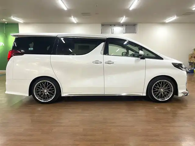 トヨタ アルファードハイブリット S タイプゴールドⅢ 道央・札幌 2022(令4)年 4.8万km ホワイトパールクリスタルシャイン 4WD/ワンオーナー/フロントモデリスタエアロ/社外20インチAW/RSR車高調/Wサンルーフ/純正ナビ/・フルセグTV/CD/DVD/BT/USB/TVキャンセラー/純正フリップダウンモニター/バックカメラ/社外ミラー一体型ドライブレコーダー/両側パワースライドドア/ハーフレザーシート/パワーバックドア/レーダークルーズコントロール/ビルトインETC2.0/ブラインドスポットモニター/トヨタセーフティセンス/・プリクラッシュセーフティ/・レーンディパーチャーアラート/・ロードサインアシスト/・先行車発進遅れ機能/横滑り防止装置/前後コーナーセンサー/電動パーキングアシスト/ブレーキホールド/オートライト/オートハイビーム/LEDヘッドライト/フォグライト/AC100V電源/ウインカーミラー/純正フロアマット/純正ドアバイザー/サイド、カーテンエアバッグ/2列目オットマン/ステアリングリモコン/プッシュスタート/スマートキー/新車時保証書/取扱説明書