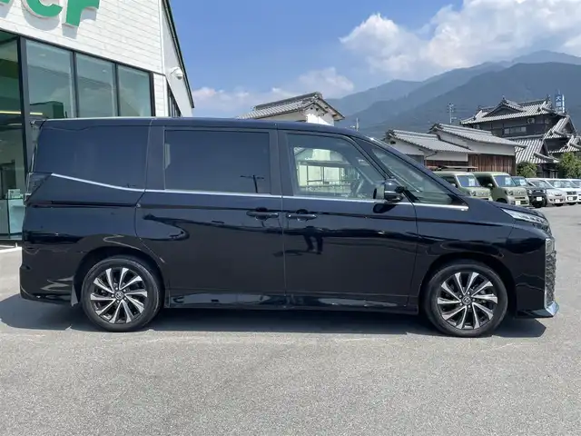 トヨタ ヴォクシー S－Z 愛媛県 2022(令4)年 2.5万km アティチュードブラックマイカ 10.5インチディスプレイオーディオ/（Bluetooth/CD/DVD/HDMI/AppleCarPlay/AndroidAuto/フルセグTV)/14型フリップダウンモニター/バックカメラ/両側パワースライドドア/ビルドインETC2.0/シートヒーター/アダプティブクルーズコントロール/純正17インチアルミホイール/LEDヘッドライト/オートマチックハイビーム/パーキングセンサー/プリクラッシュセーフティー/横滑り防止装置/レーンキープアシスト/盗難防止装置/スペアキー1本/プッシュスタート/スマートキー